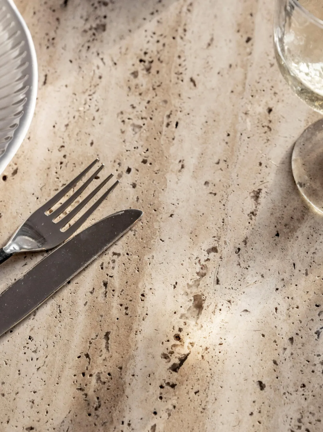 Mesa de comedor redonda Sculpt con tablero de travertino, Ø 110 cm