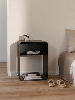 Mesilla de noche artesanal de metal Damio