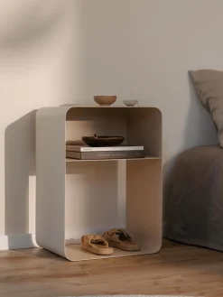 Mesilla de noche artesanal de metal Damio