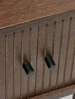 Mesita de noche con frente acanalado Calary