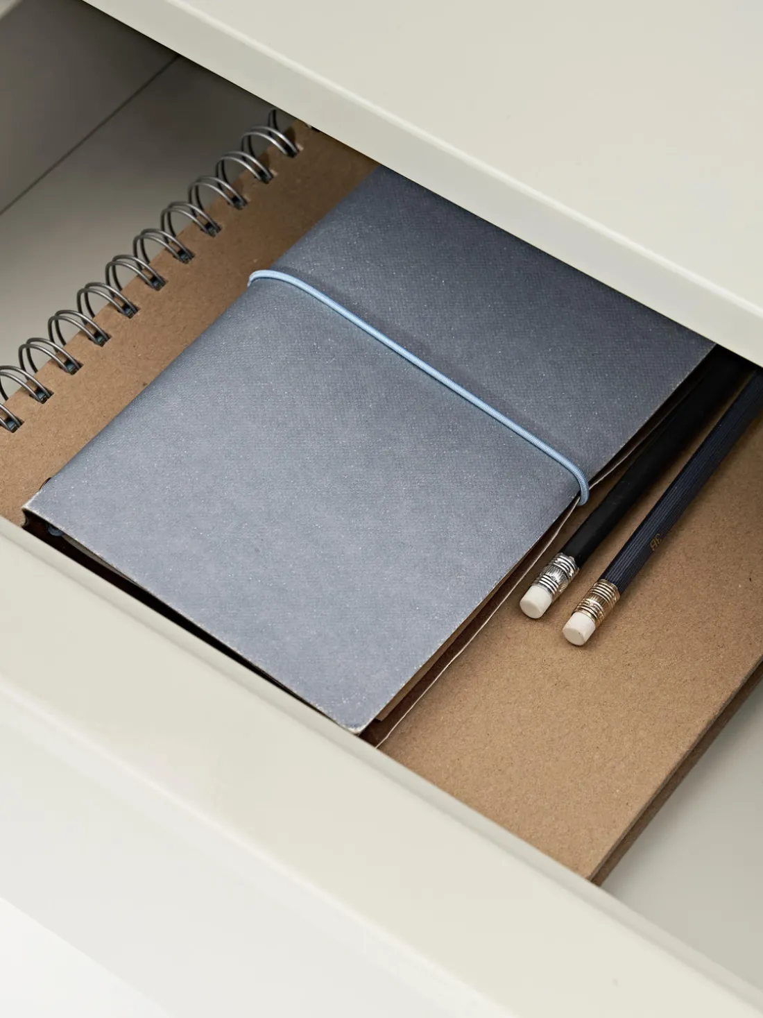 Mesita de noche de madera Elona