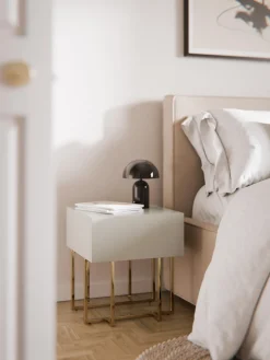 Mesita de noche de madera Joe