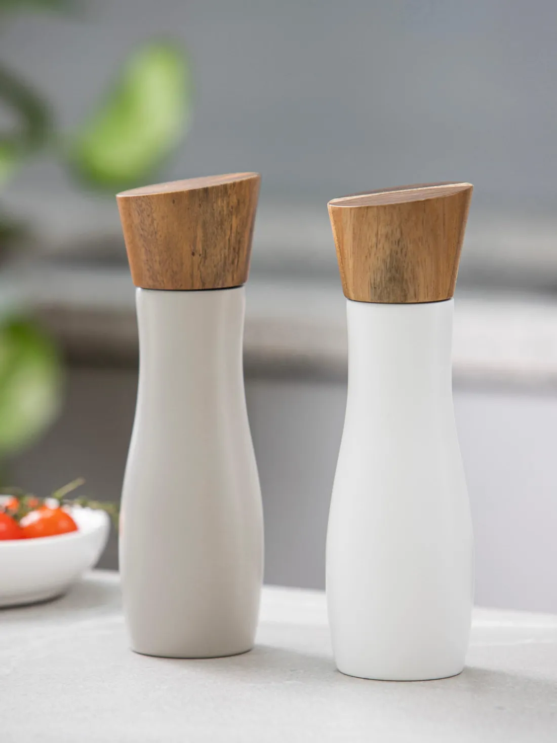 Molinillo de sal y pimienta con tapadera de madera de acacia Essentials, 2 uds.