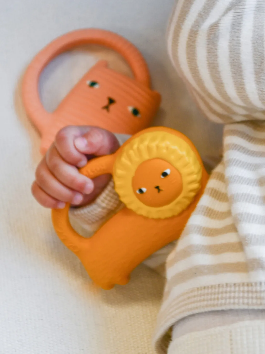 Mordedor artesanal para bebé Oli&Carol x Donna Wilson