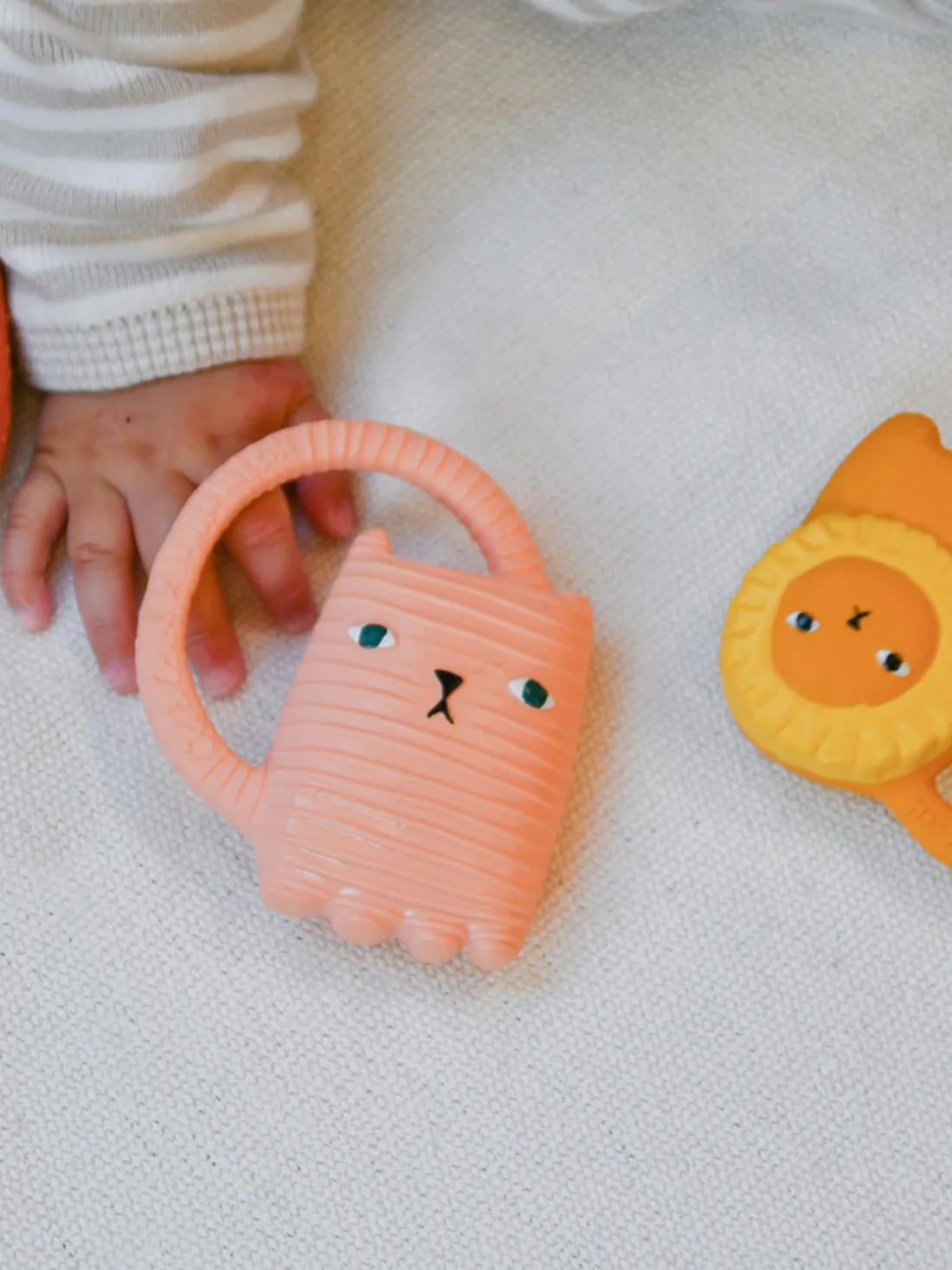 Mordedor artesanal para bebé Oli&Carol x Donna Wilson