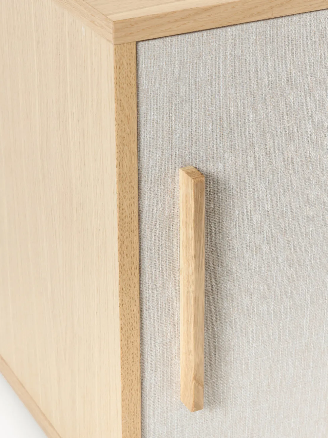 Mueble TV de madera con frente tapizado Wisp