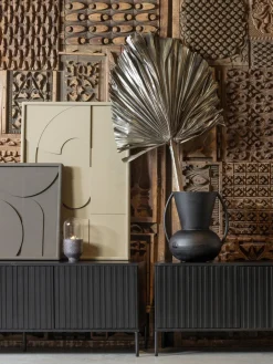 Mueble TV de madera de pino con frente acanalado Avourio, 3 puertas