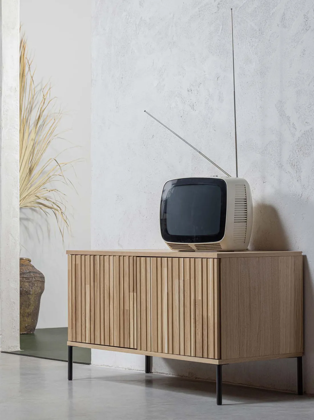 Mueble TV de madera de roble con frente acanalado Avourio, 2 puertas