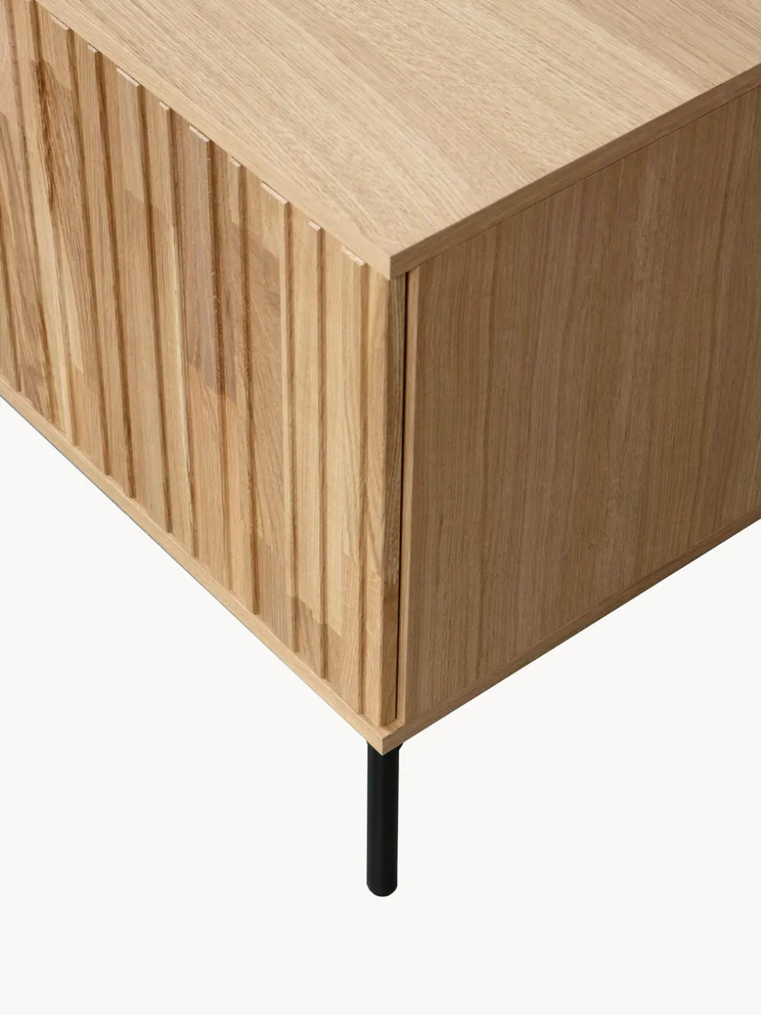 Mueble TV de madera de roble con frente acanalado Avourio, 2 puertas