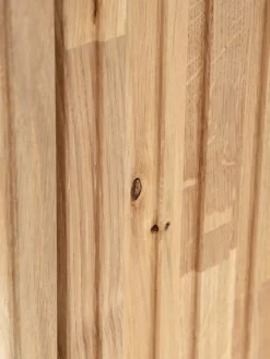 Mueble TV de madera de roble con frente acanalado Avourio, 2 puertas