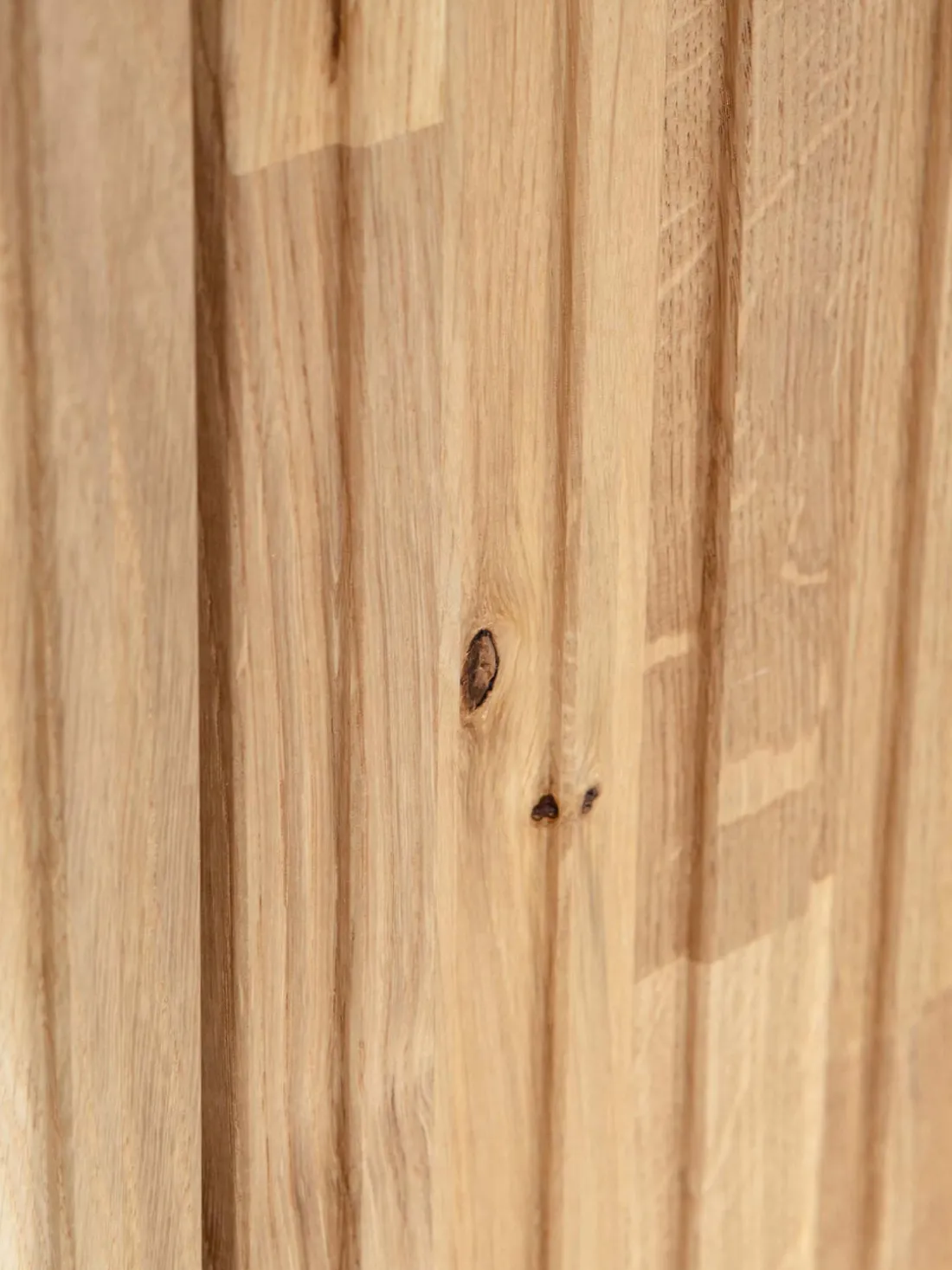 Mueble TV de madera de roble con frente acanalado Avourio, 2 puertas