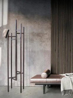 Perchero de pie de madera de roble Eigen