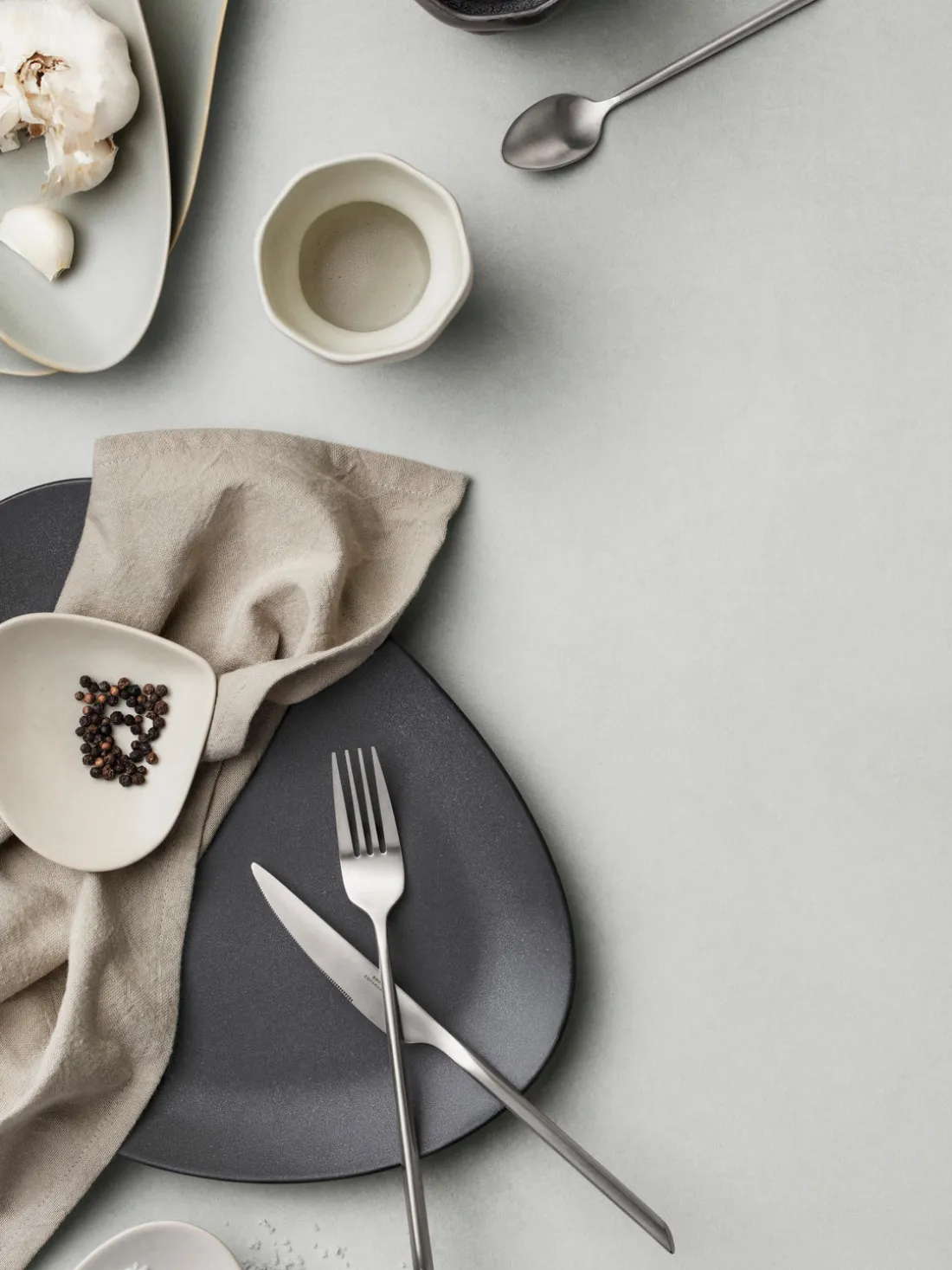 Plato llano con forma orgánica artesanal Limfjord