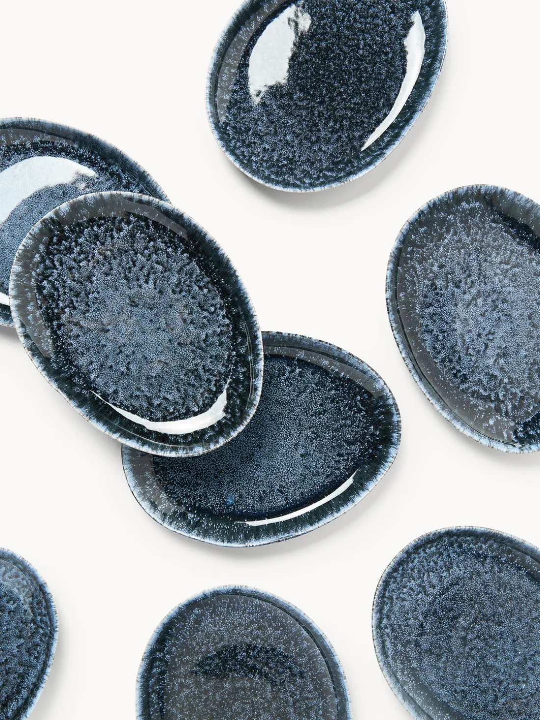 Platos llanos artesanales de forma orgánica Macey, 4 uds.