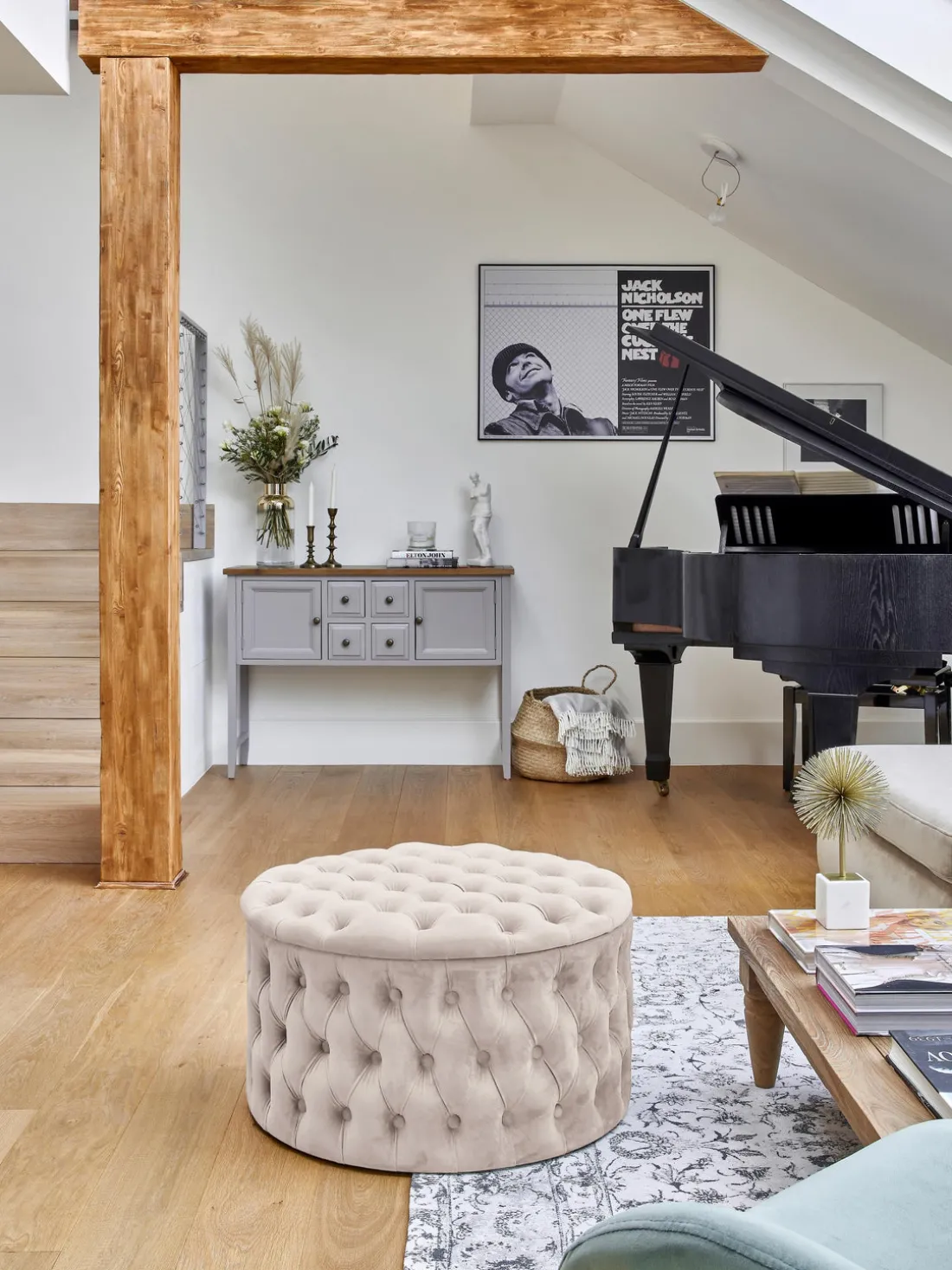 Puf grande de terciopelo Chiara, con espacio de almacenamiento