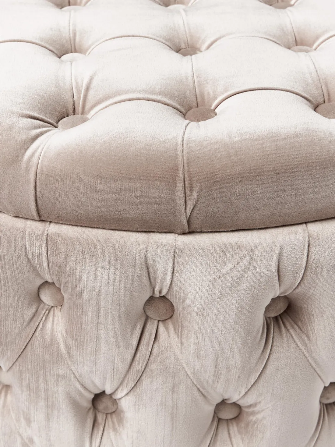 Puf grande de terciopelo Chiara, con espacio de almacenamiento