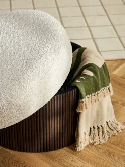 Puf grande tapizado en borreguillo bouclé con espacio de almacenamiento Nala