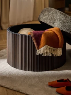 Puf grande tapizado en borreguillo bouclé con espacio de almacenamiento Nala