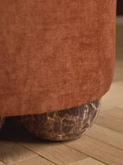 Puf reposapiés tapizado con patas de bola de mármol Lino