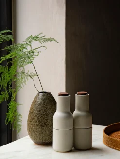 Salero y pimentero con tapa de nogal Bottle Grinder, 2 uds.