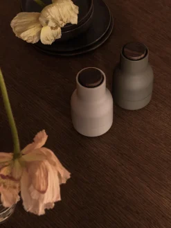 Salero y pimentero pequeños de diseño Bottle Grinder, 2 uds.