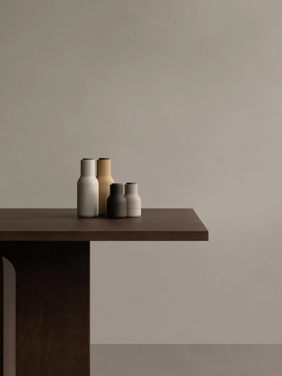 Salero y pimentero pequeños de diseño Bottle Grinder, 2 uds.