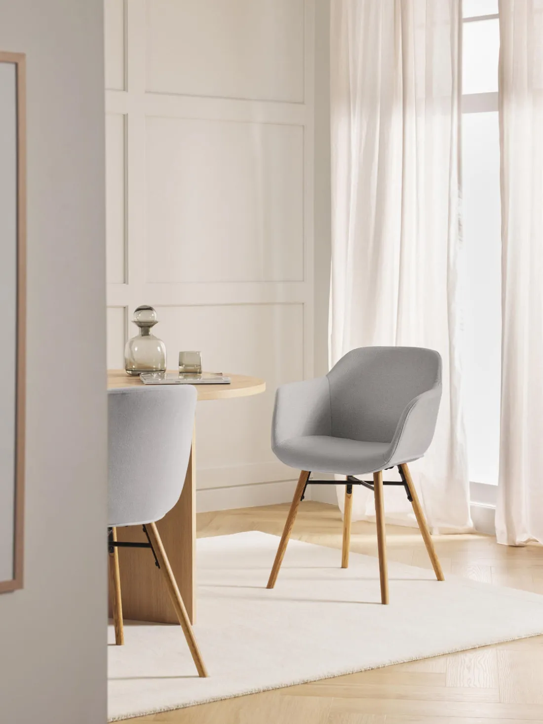 Silla con asiento estrecho y reposabrazos Fiji