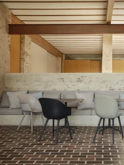 Silla con reposabrazos Bat