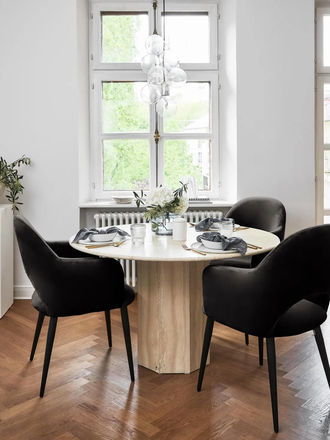 Silla con reposabrazos de terciopelo Rachel