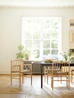 Silla con reposabrazos de roble J81