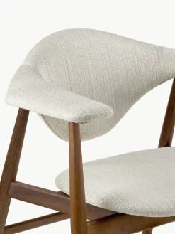Silla con reposabrazos de madera de nogal Masculo