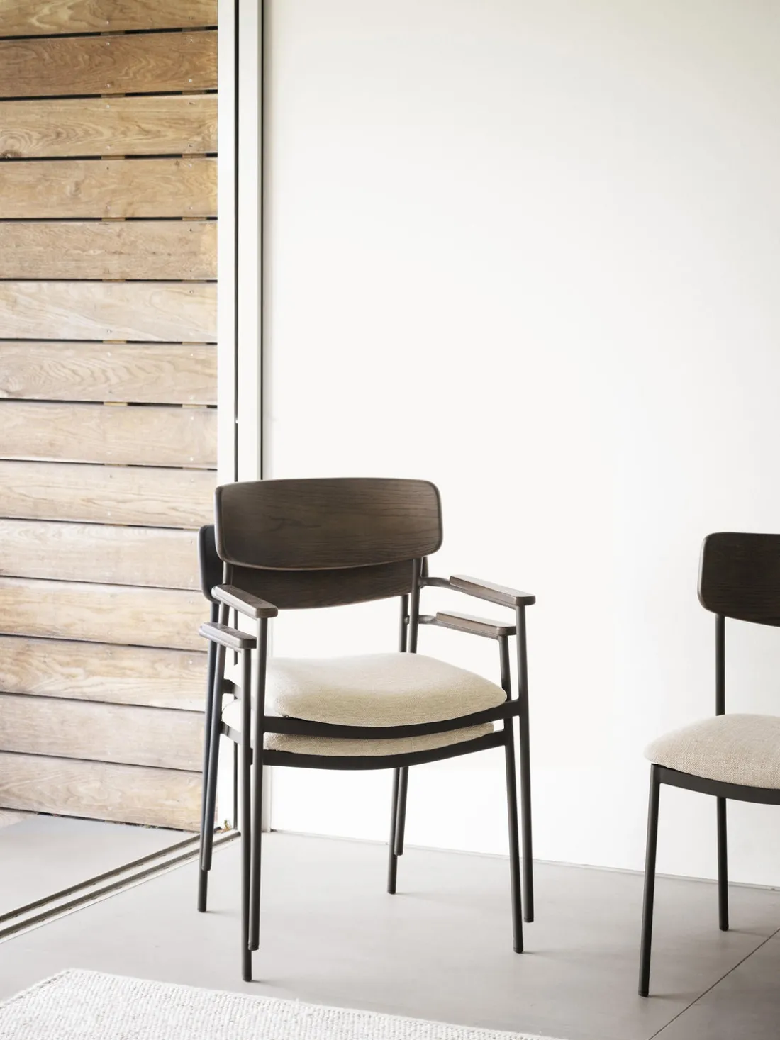 Silla con reposabrazos de madera de roble Maymont, 2 uds.