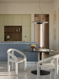 Silla con reposabrazos de terciopelo Calan