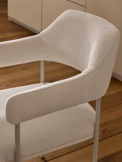 Silla con reposabrazos de pana Zoe