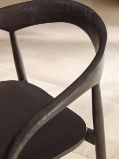 Silla con reposabrazos de madera de fresno Camille