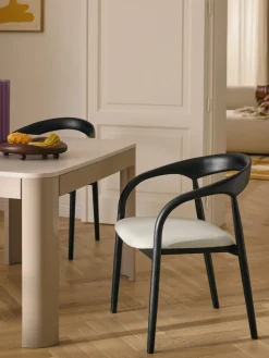 Silla con reposabrazos de madera de fresno y asiento tapizado Camille