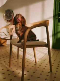 Silla con reposabrazos de madera de fresno y asiento tapizado Camille