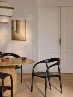 Silla con reposabrazos de madera de fresno Camille