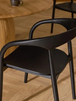 Silla con reposabrazos de madera de fresno Camille