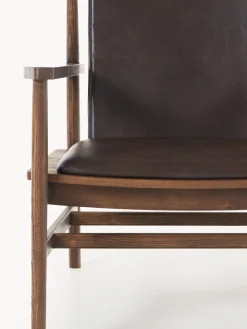 Silla con reposabrazos de madera de fresno y asiento de cuero Hayo