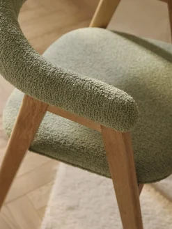 Silla con reposabrazos tapizada en tejido bouclé Nik