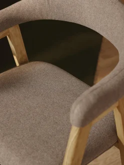 Silla con reposabrazos tapizada Nik