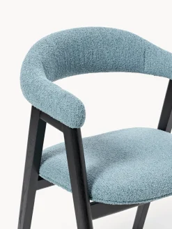 Silla con reposabrazos tapizada en tejido bouclé Nik