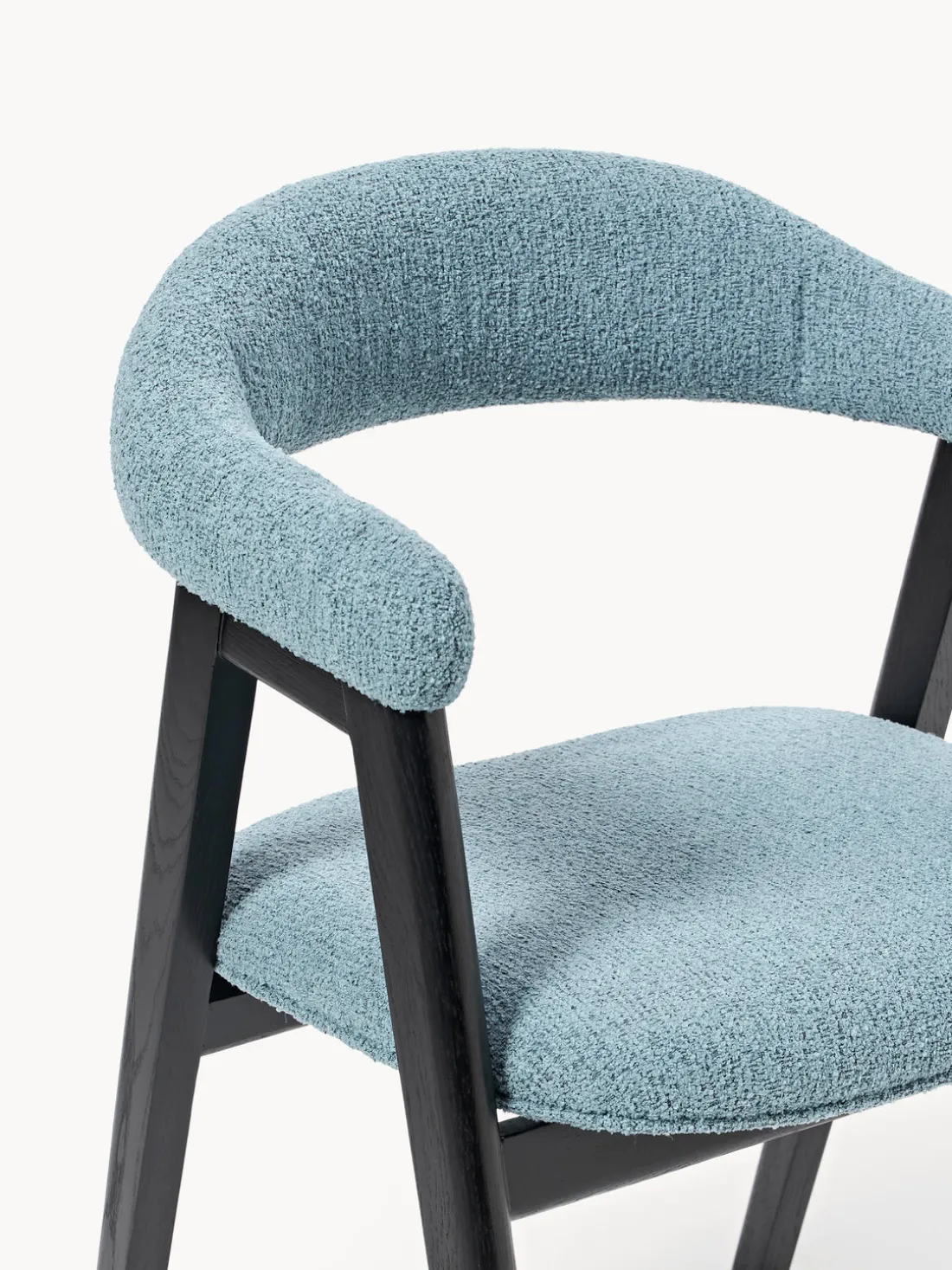 Silla con reposabrazos tapizada en tejido bouclé Nik