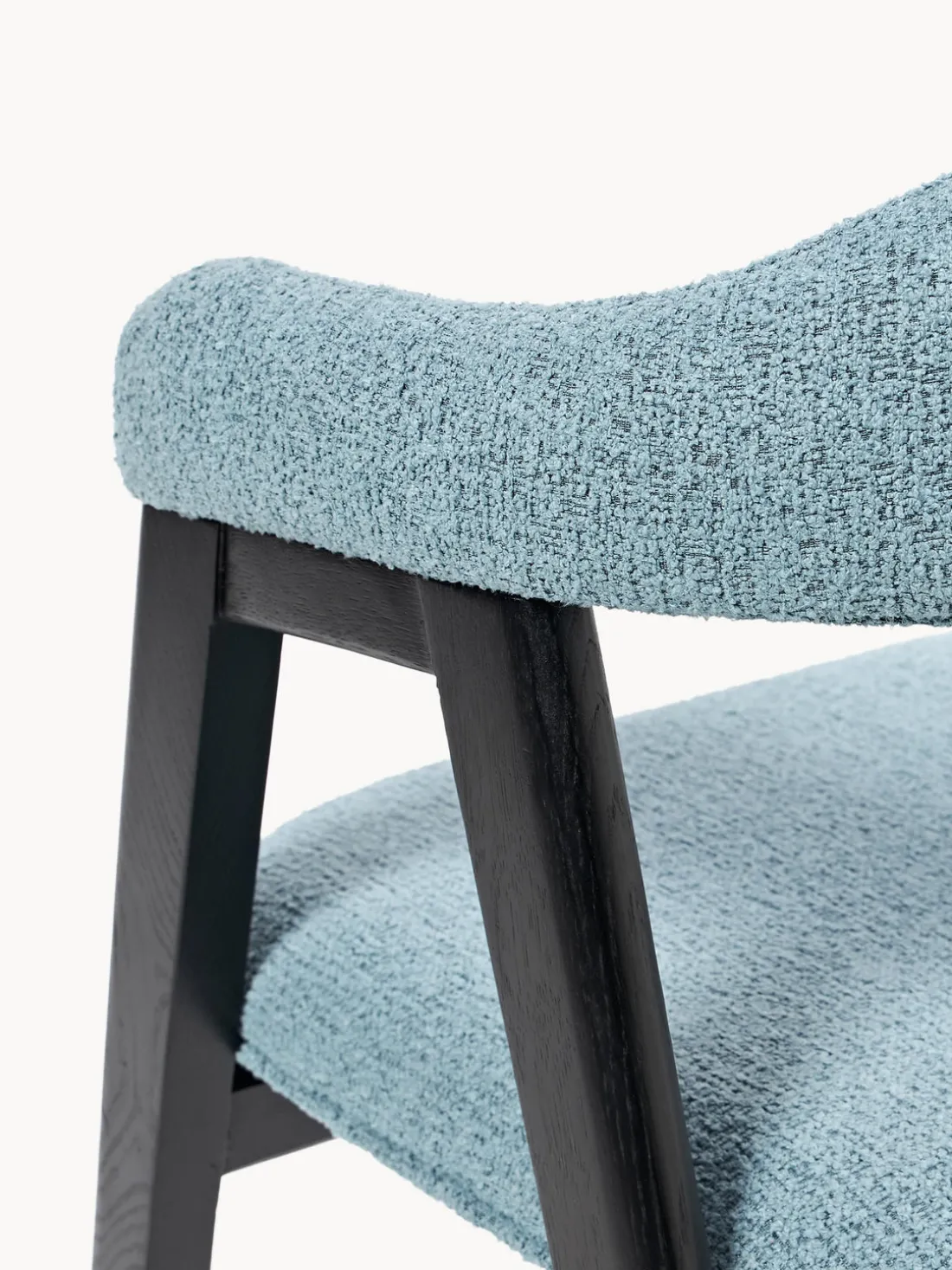 Silla con reposabrazos tapizada en tejido bouclé Nik