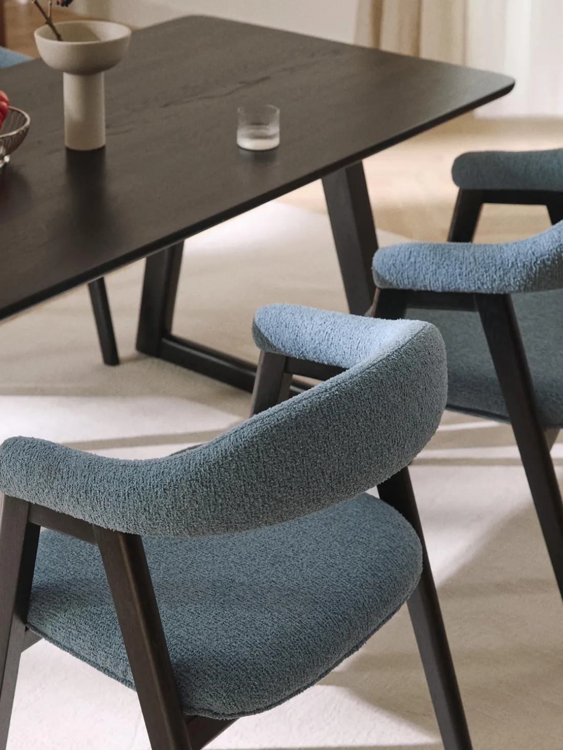 Silla con reposabrazos tapizada en tejido bouclé Nik