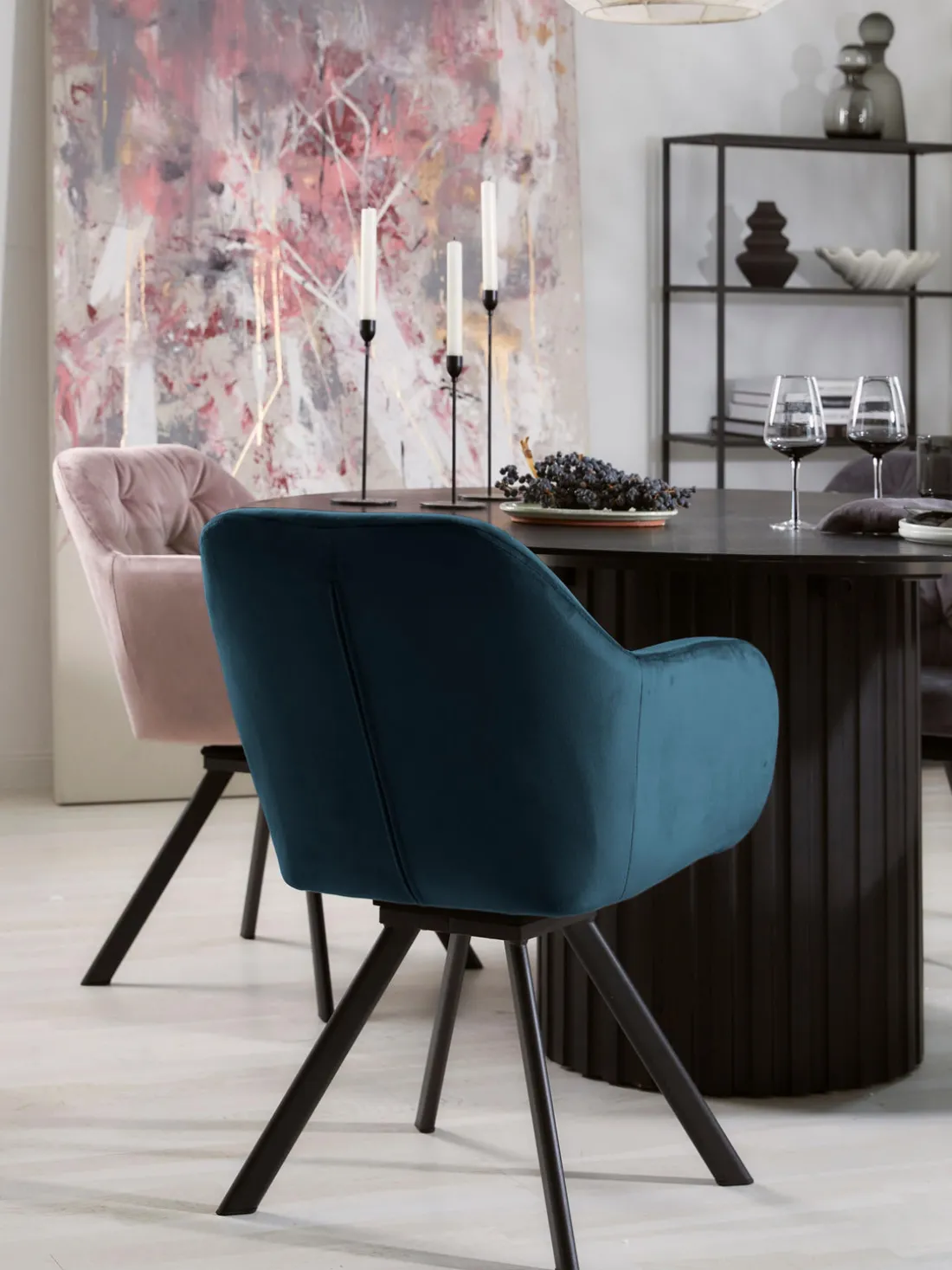 Silla con repozabrazos de terciopelo Lola