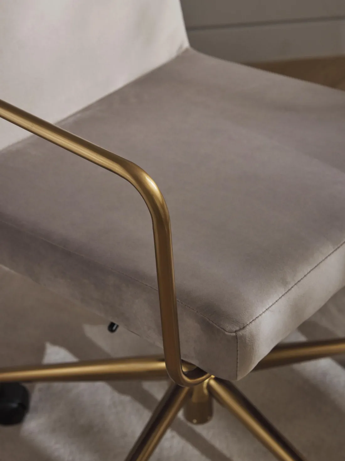 Silla de escritorio de terciopelo con reposabrazos Kashya, altura regulable