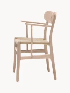 Silla de madera con asiento tejido a mano y reposabrazos CH36