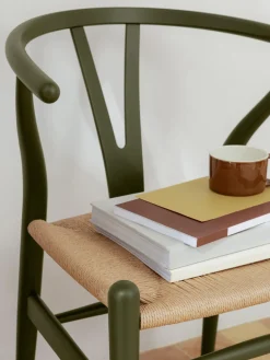 Silla de madera con asiento tejido a mano CH24